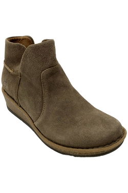 Born  Boots